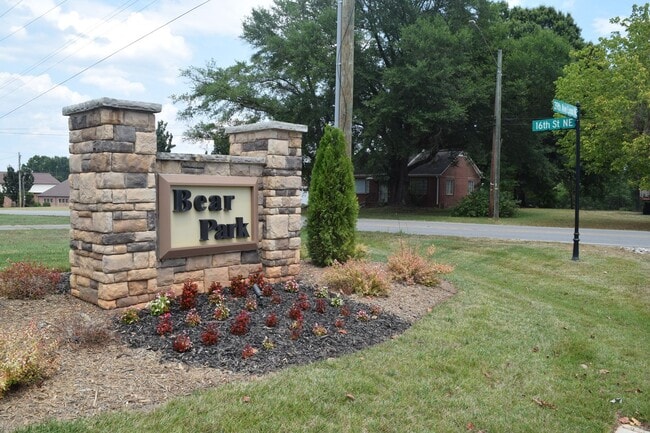 Foto del edificio - Modern 3-Bedroom Townhouse with Garage & Private Patio