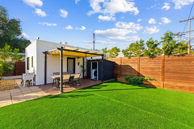 Foto del edificio - 5019 Hawley Blvd