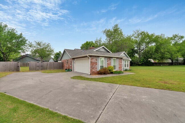 Foto del edificio - Beatifully Updated East Fay Home! Must See!