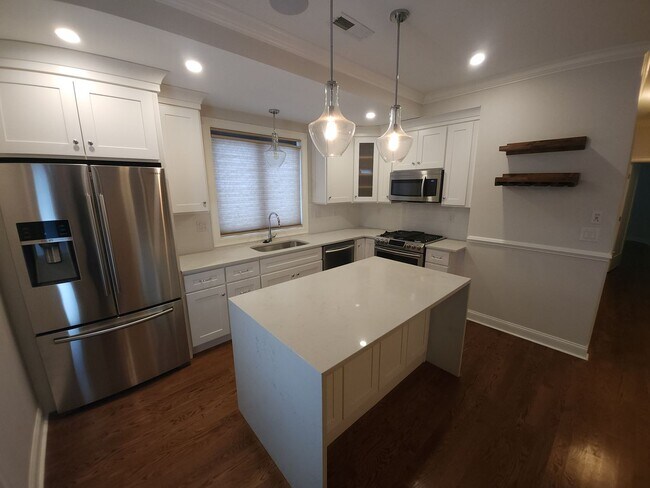 Foto del edificio - Stunning and Spacious Top Floor 2 Bd 2 Bath in Jamaica Plain with Parking. *One Month FREE!