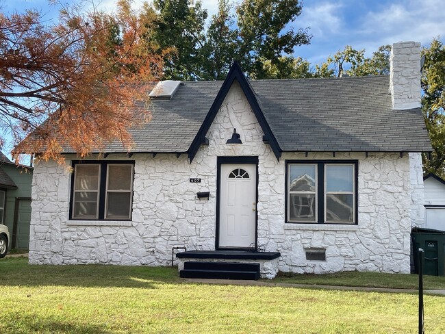 Building Photo - 609 S Littler Ave