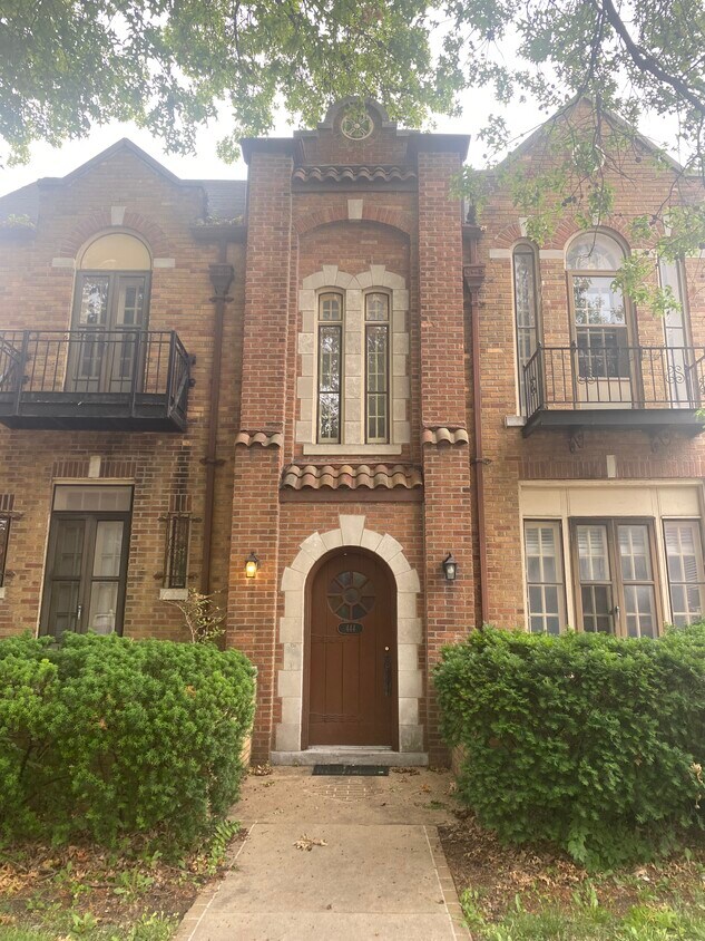 Fachada del edificio de 4 unidades - 444 S Hanley Rd