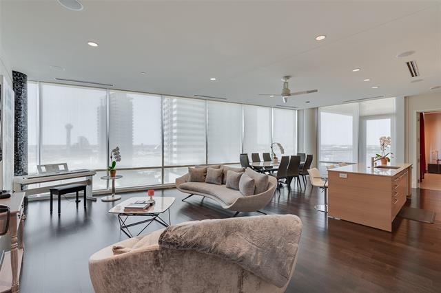 Foto del edificio - 2408 Victory Park Ln