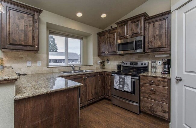 Foto del edificio - "Charming 3-Bed Home with Granite Countert...