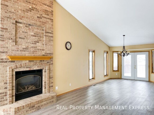 Building Photo - 4 Bedroom 3.5 Bathroom Single Family Townh...