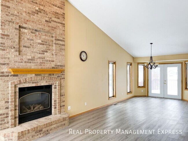 Foto del edificio - 4 Bedroom 3.5 Bathroom Single Family Townh...