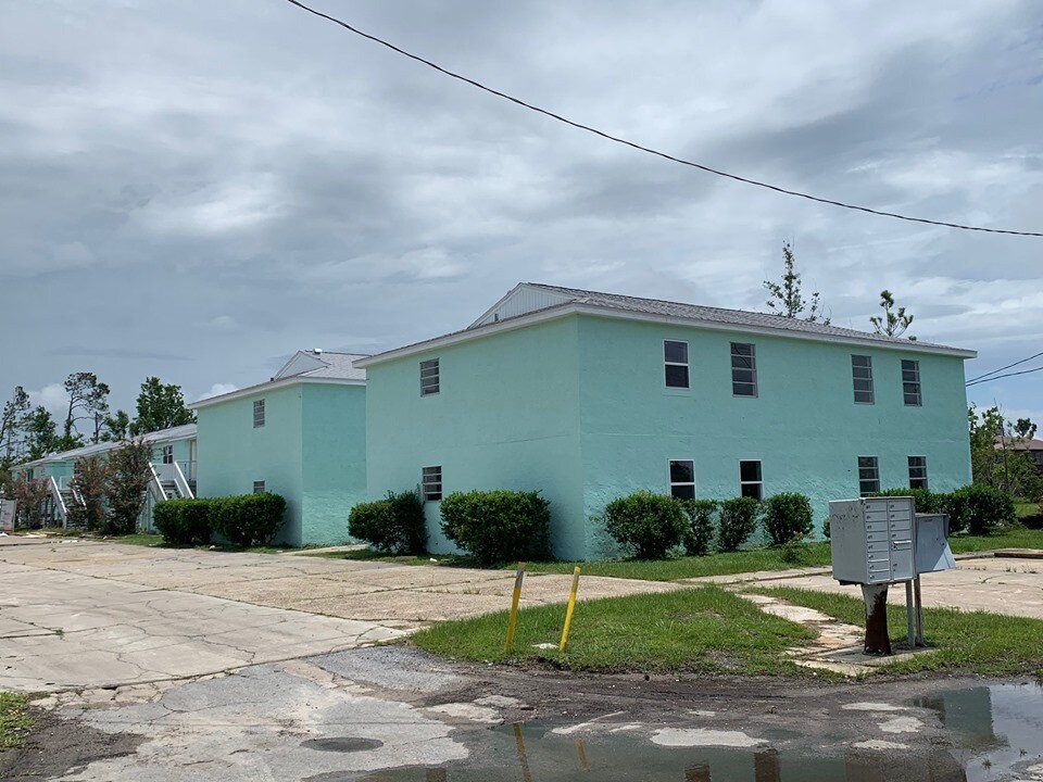 Primary Photo - 168 N Comet Ave