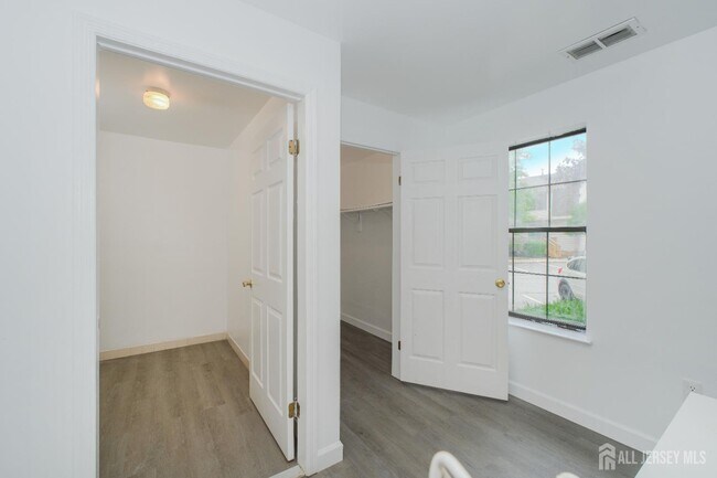 Foto del edificio - 402 Hidden Village Dr