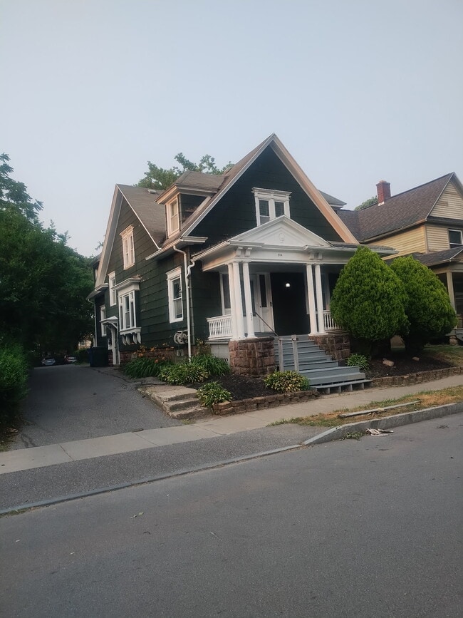 Building Photo - 204 Caroline St