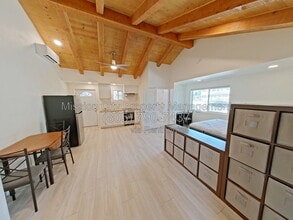 Building Photo - 425 San Domingo Dr