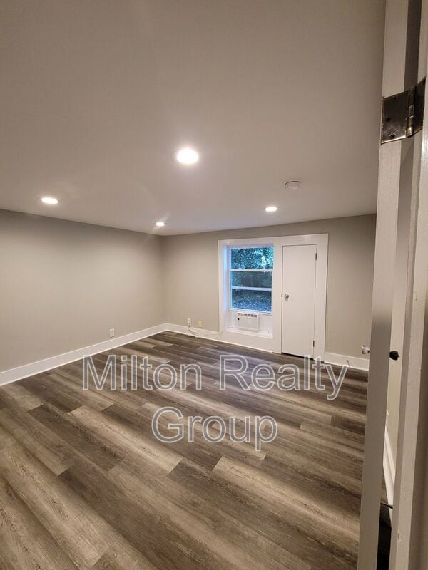 Building Photo - 210 S Elm Ave