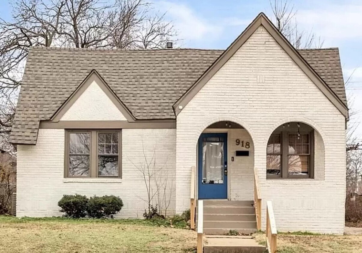 Foto principal - Charming 2/2 Tudor Home in Heart of OKC!