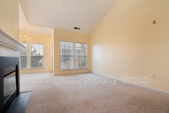 Building Photo - 4131 Fountainside Ln