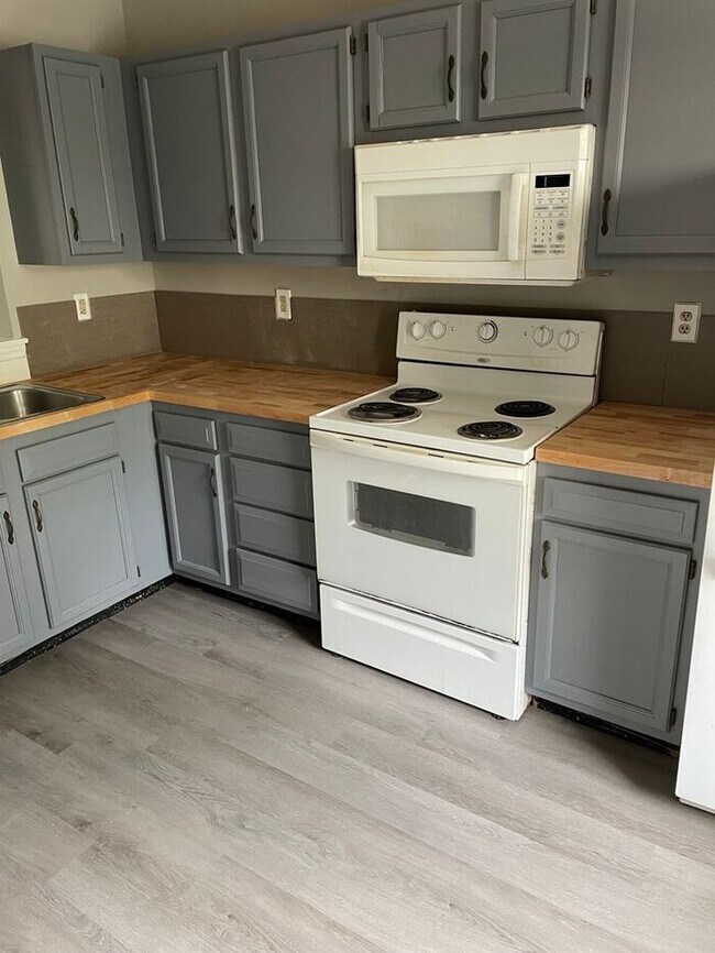 Building Photo - Renovated 2 bedroom 2.5 bath townhome.