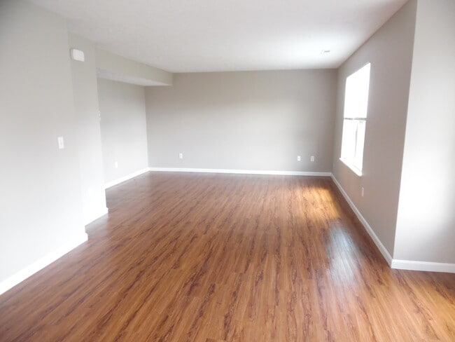 Building Photo - 445 Draft Ct
