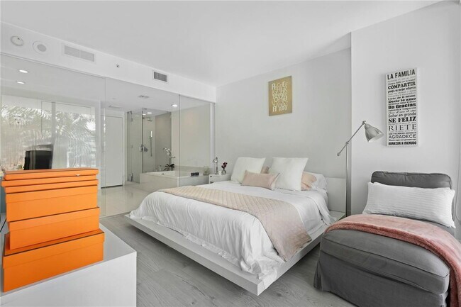 Foto del edificio - 650 NE 32nd St