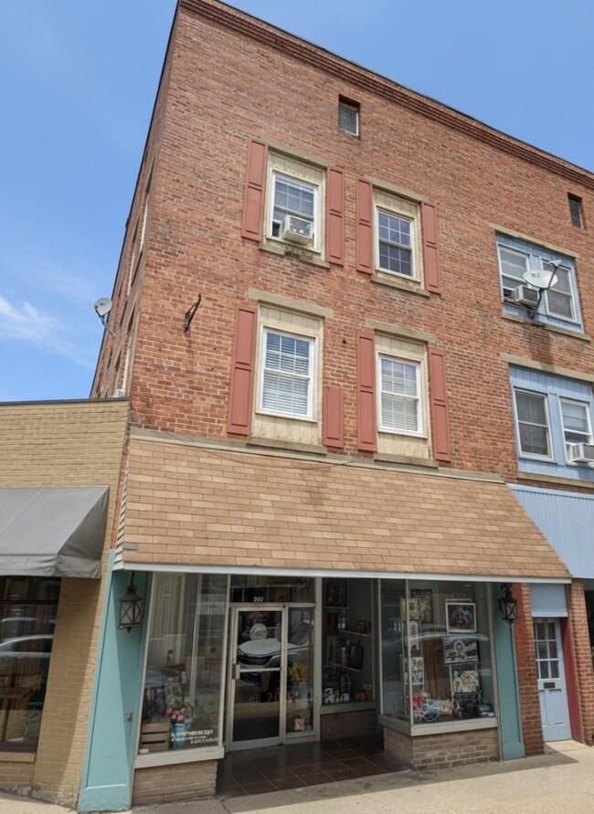 Building Photo - 126 E Main St