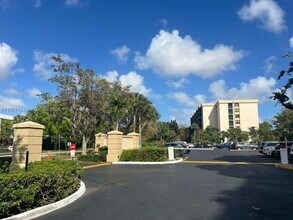 Building Photo - 800 NE 195th St