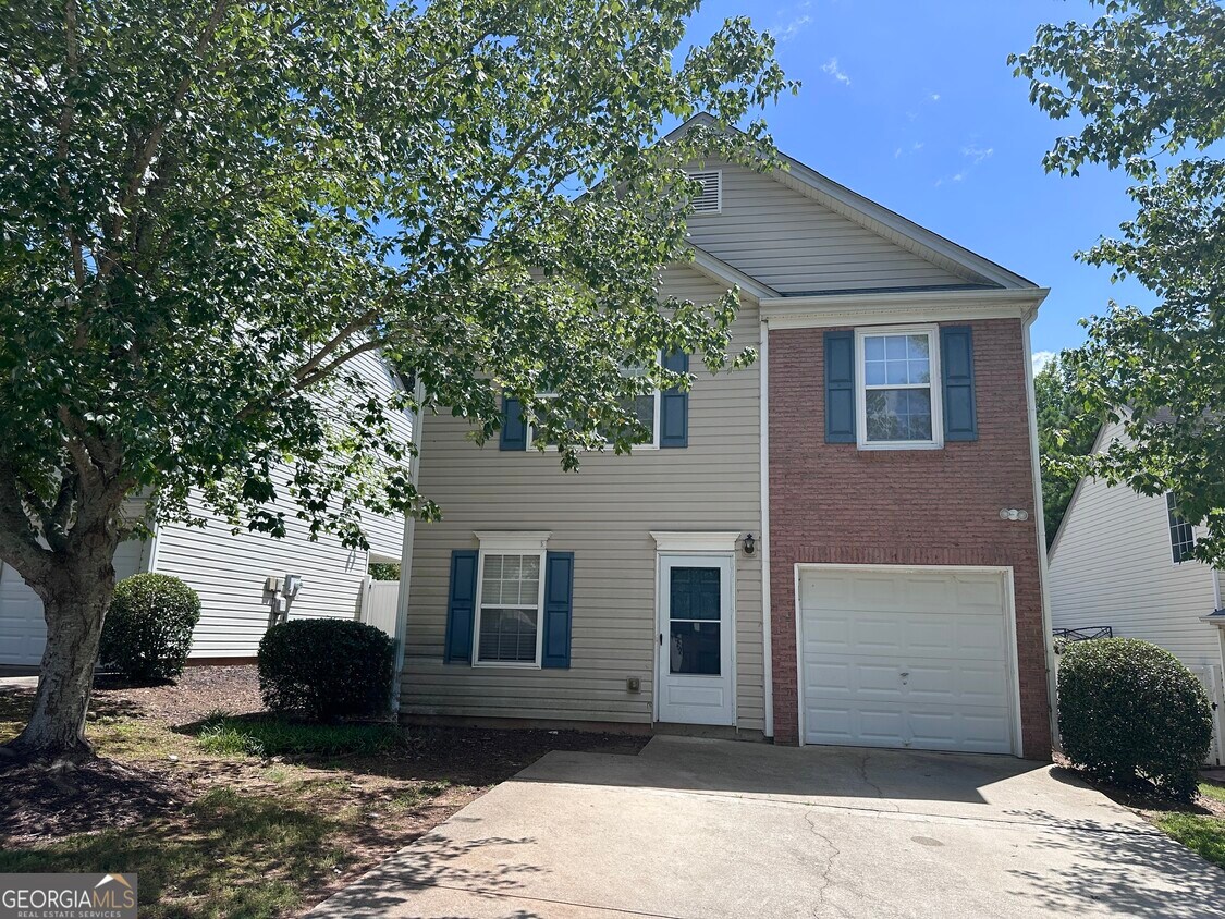 Foto principal - 215 Silver Ridge Dr