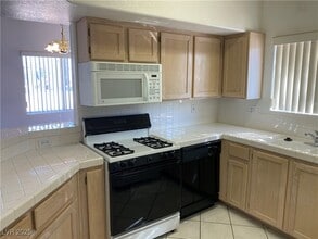 Building Photo - 900 Heavenly Hill Ct