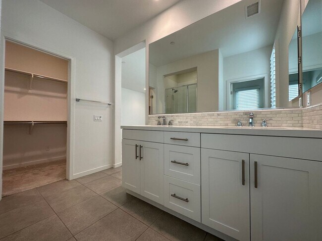 Foto del edificio - 4 Bedroom home for leasing in Irvine