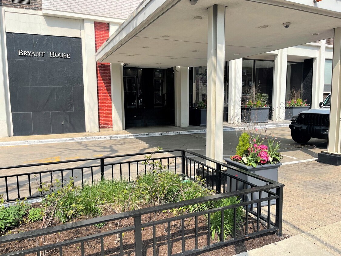 1455 N Sandburg Terrace Unit 304, Chicago, IL 60610 Condo for Rent in