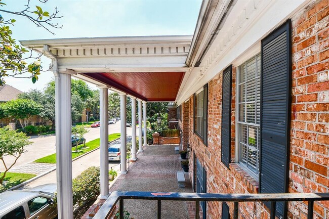 Building Photo - 2824 Briarhurst Dr