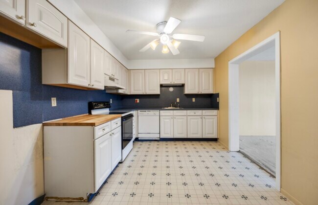 Building Photo - 1460 Elm St