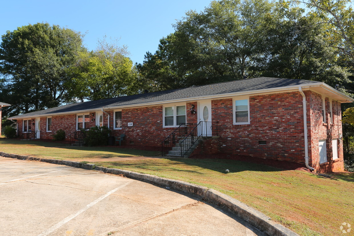 Building Photo - Forest Oaks