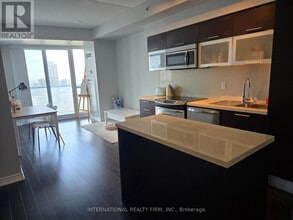 Building Photo - 386 Yonge St