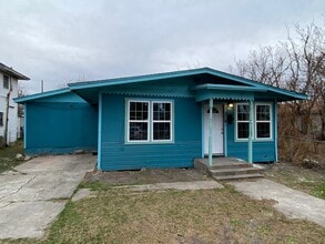 Building Photo - 216 W Ave C