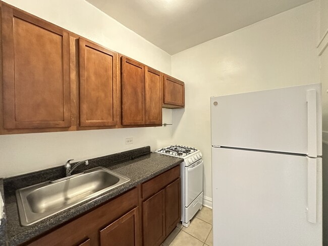 Building Photo - 4834 N Damen Ave