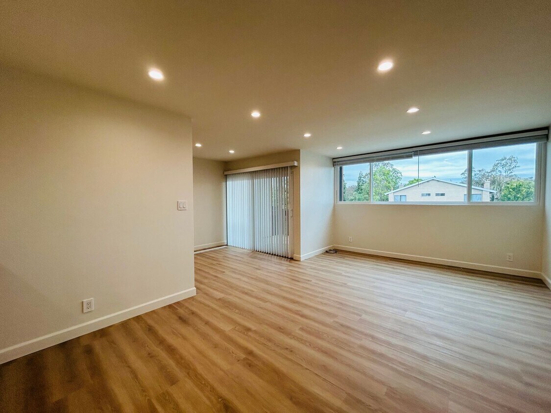 Foto principal - Newly Renovated Top Floor Two Bedroom Two ...