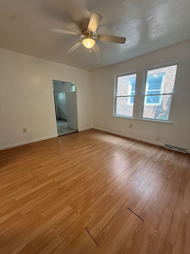 Building Photo - 2824 Clermont Ave