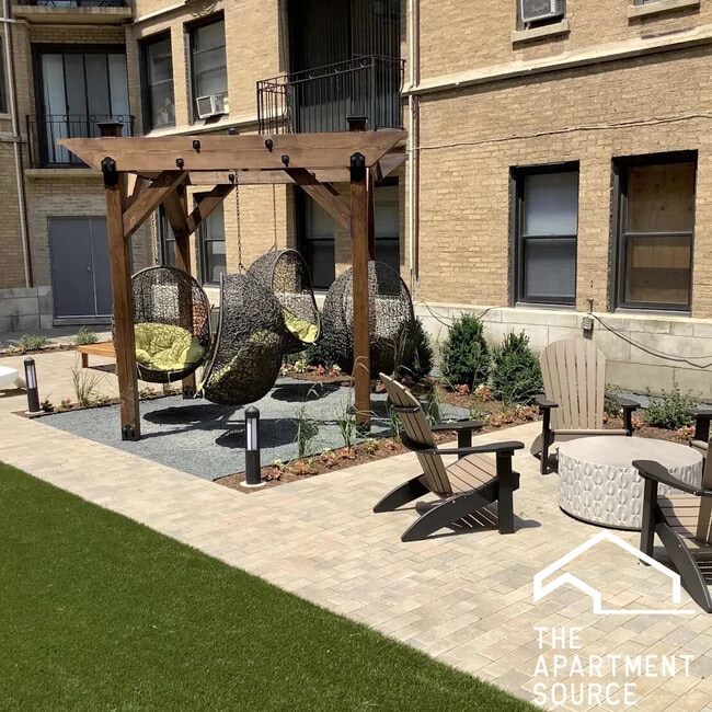 Building Photo - 4242 N Sheridan Rd