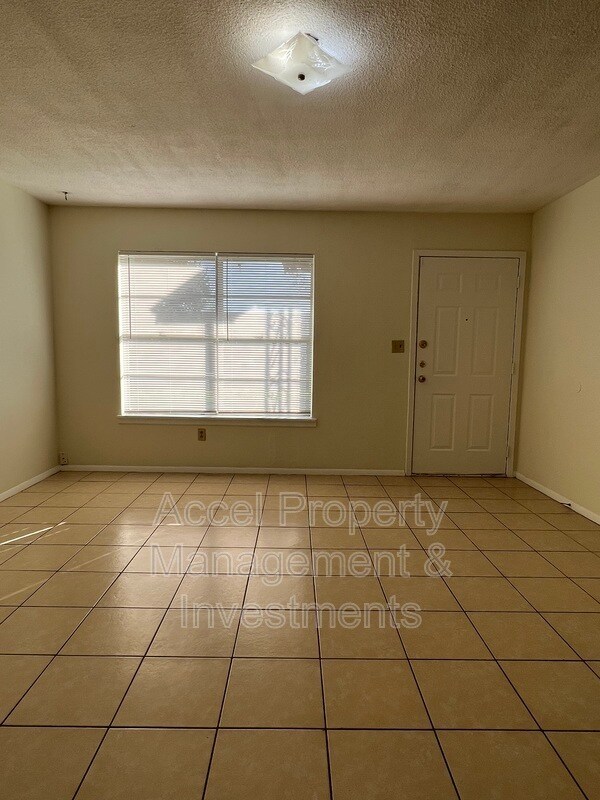 Foto del edificio - 2401 Gumwood Ave