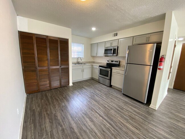 Building Photo - 2 bedroom/1 bath condo with off-street par...