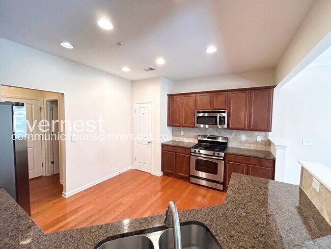 Foto del edificio - 3 Bed, 2.5 Bath Home with Attached Garage / Available Now!