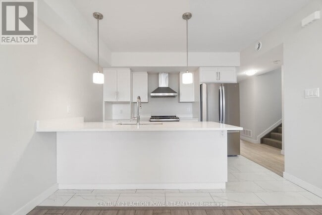 Building Photo - 358 Hazel Cres