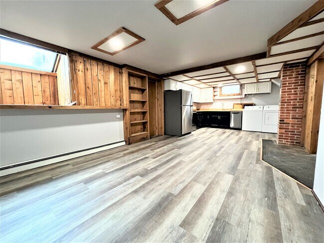 Foto del edificio - Newly Renovated Daylight Basement Duplex Apartment in Amazing Location!