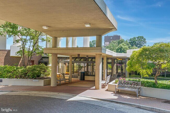 Foto del edificio - 1600 N Oak St