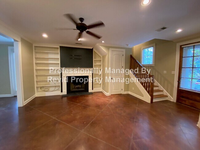 Building Photo - Spacious 3 Bedroom 2.5 Bath Home in the Co...
