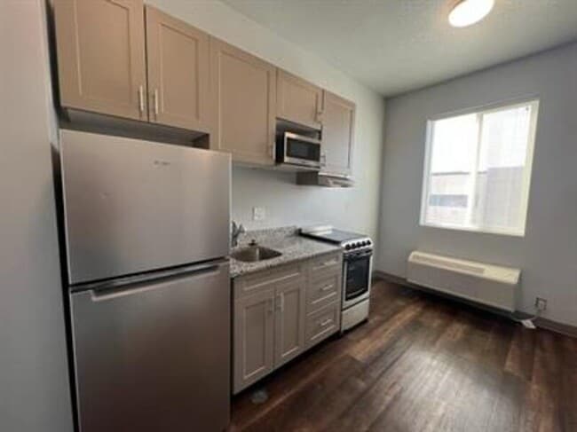 Building Photo - 435 S 400 E