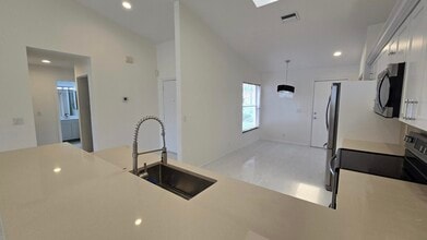 Building Photo - 5622 Royal Lake Cir