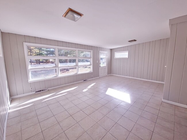 Building Photo - 5 Bedroom 2 Bathroom