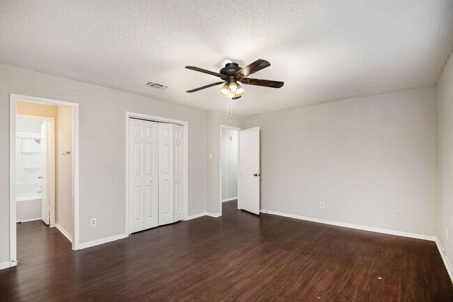 Building Photo - Updated 2 Bedroom, 2 Bathroom Duplex in No...