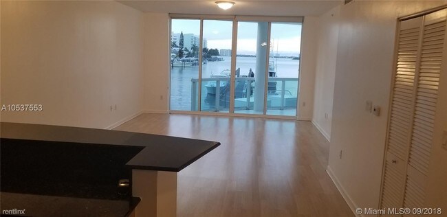 Foto del edificio - 7914 Harbor Island Dr