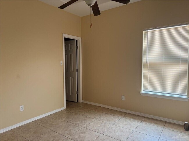 Building Photo - 10 South Dr