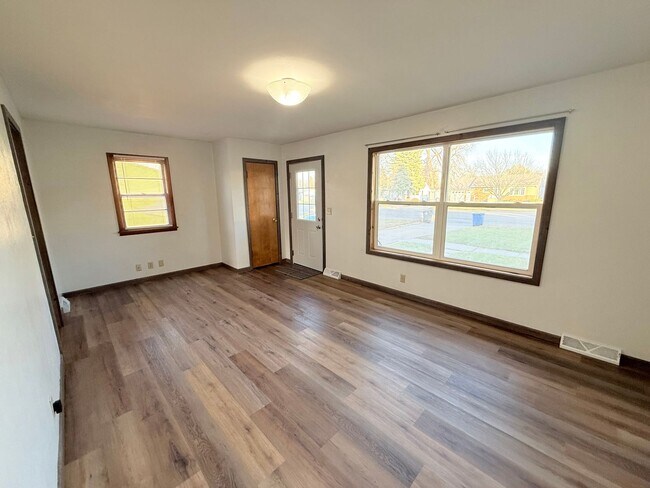 Foto del edificio - Move-In Ready 3-Bedroom Home with Massive Yard & Garage