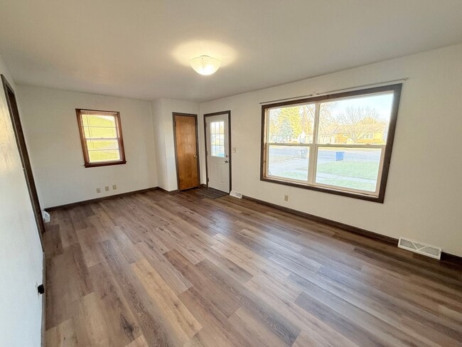 Building Photo - Move-In Ready 4-Bedroom Home with Massive Yard & Garage